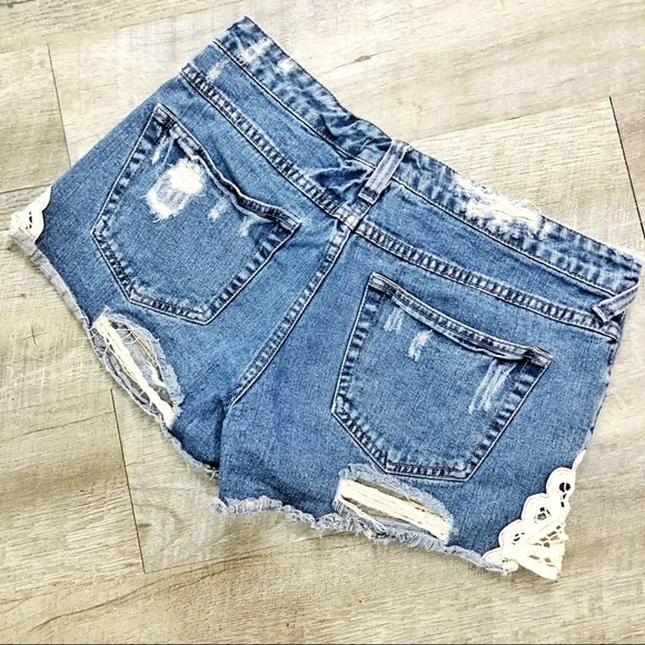 Free People Women’s Battenberg Distressed Denim Jean Shorts Crochet Lace Size 27 - Picture 3 of 4
